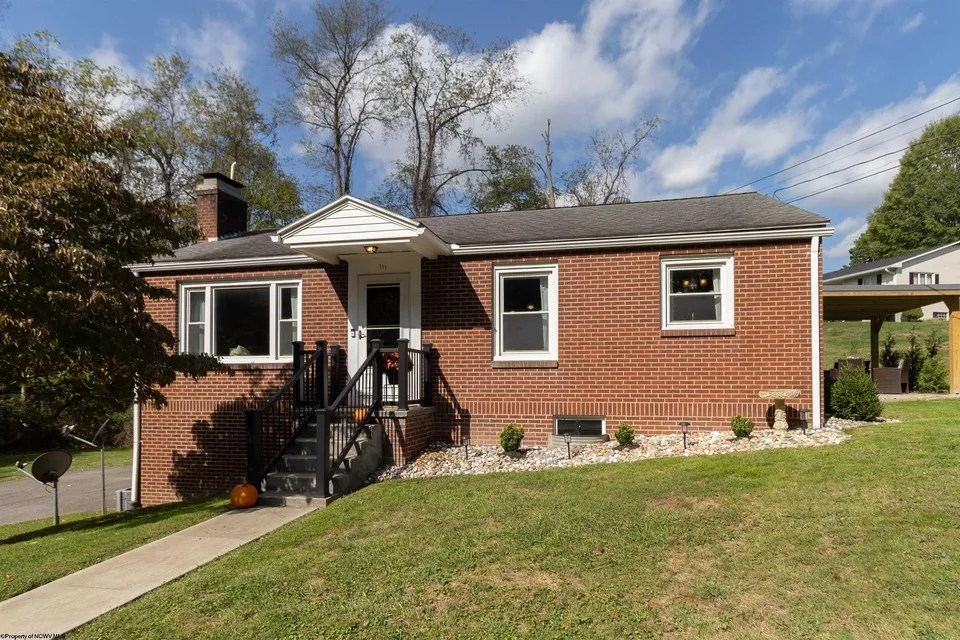 111 Locust Dr, Bridgeport, WV 26330 249,000