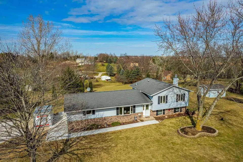 W5542 Rolling Acres Ln, Monroe, WI 53566