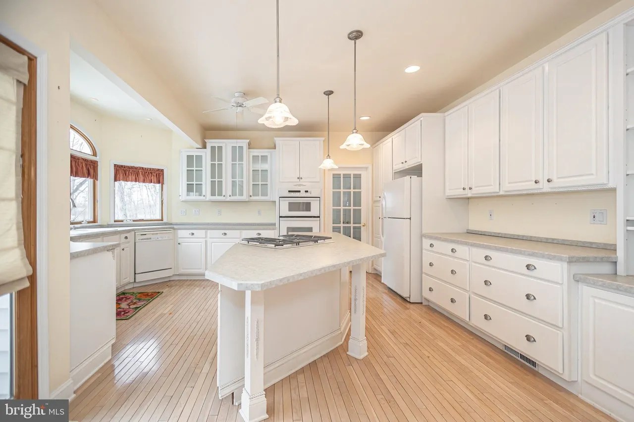 178 Lower Oak Grove Rd, Frenchtown, NJ 08825