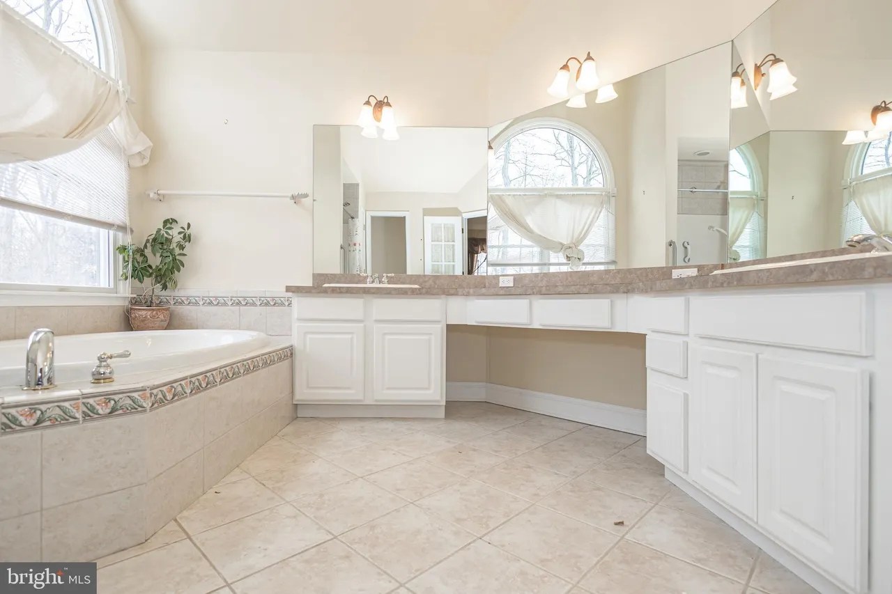 178 Lower Oak Grove Rd, Frenchtown, NJ 08825