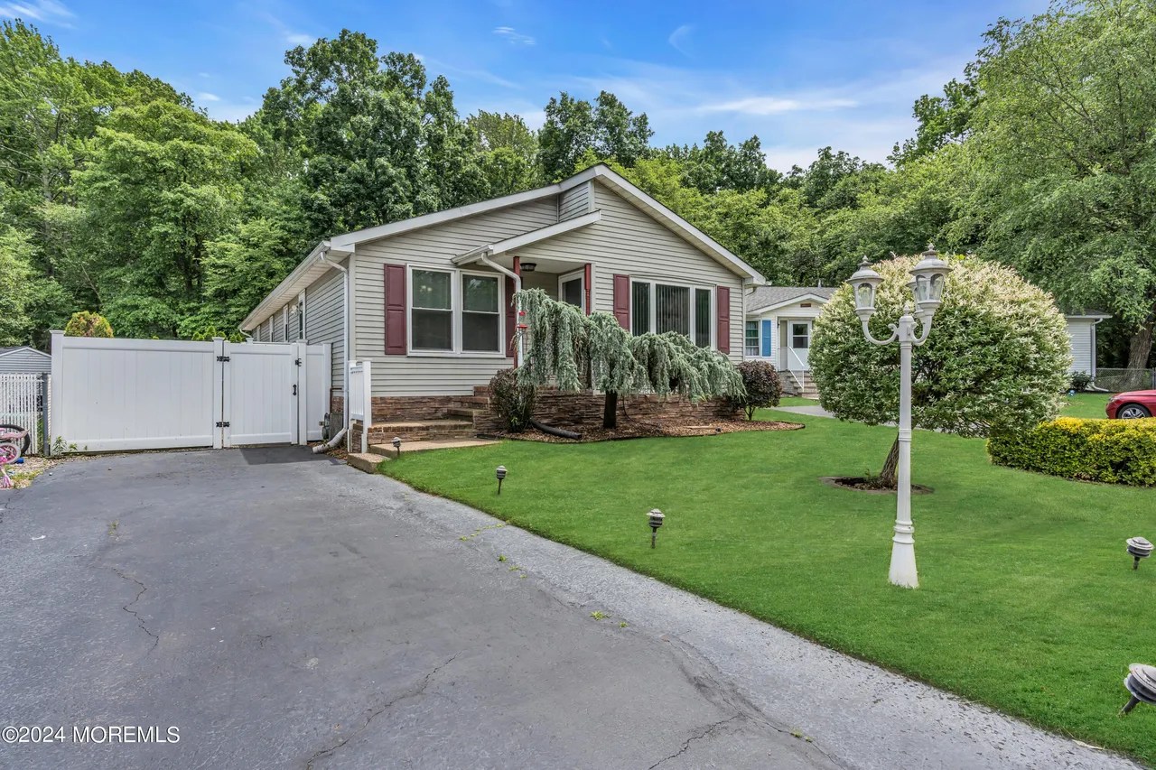 For Sale 32 Brookview Ln, Manalapan, NJ 07726