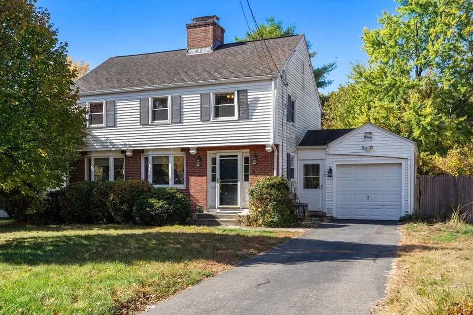 16 Venture Dr, Springfield, MA 01119 329,900