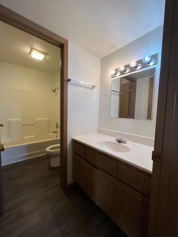 Apartment 1305 Lincoln St Apt 102, Vermillion, SD 57069