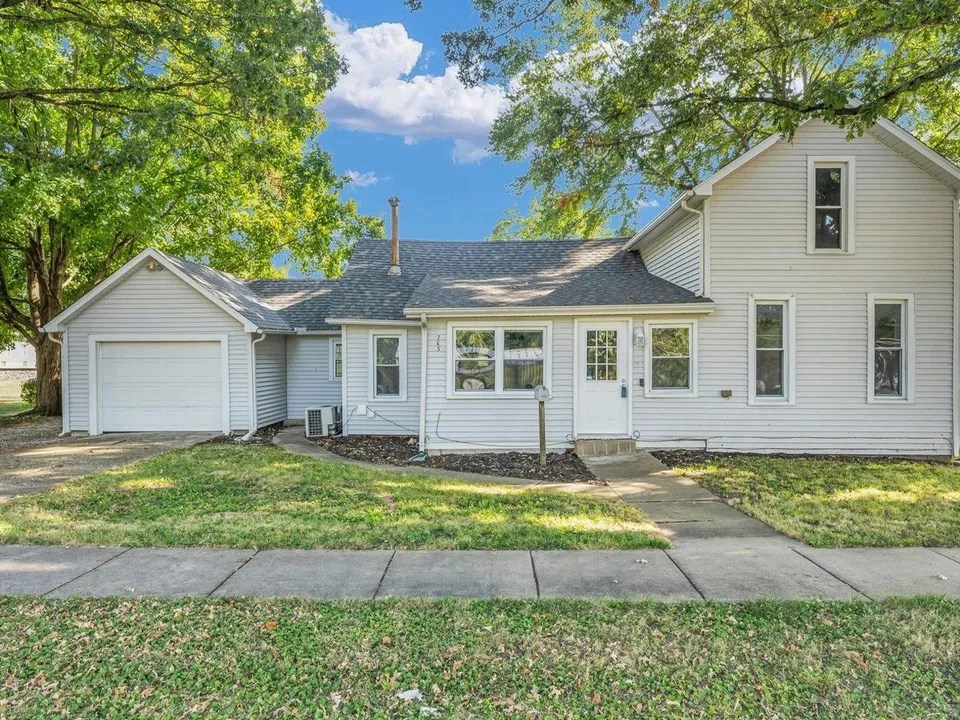 265 W Wilson St, Bement, IL 61813 149,900