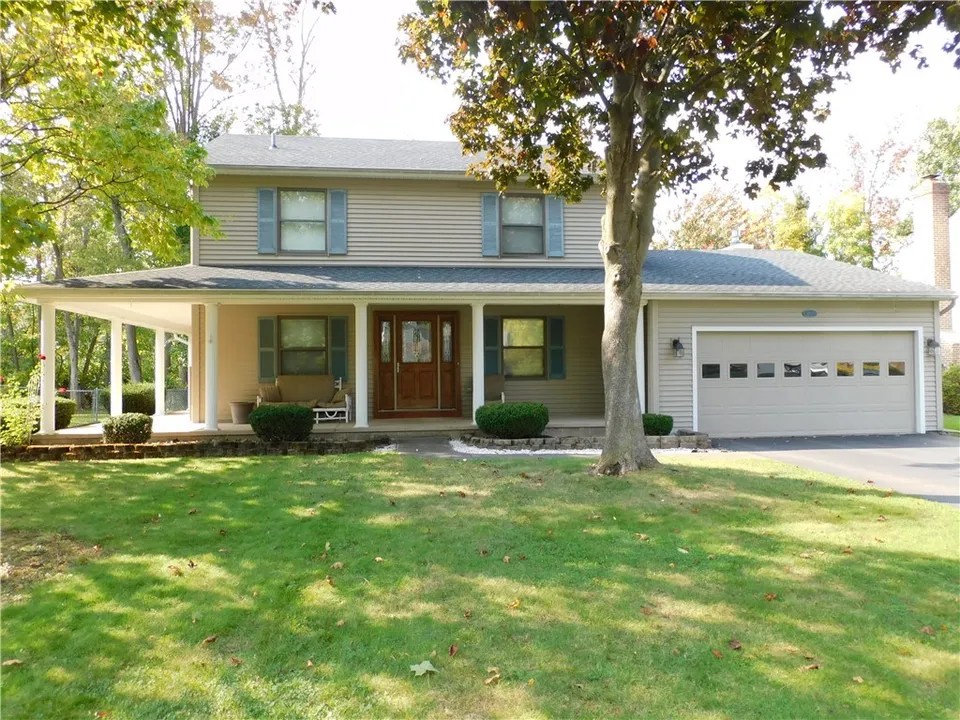 203 Crossroads Ln, Rochester, NY 14612 259,900