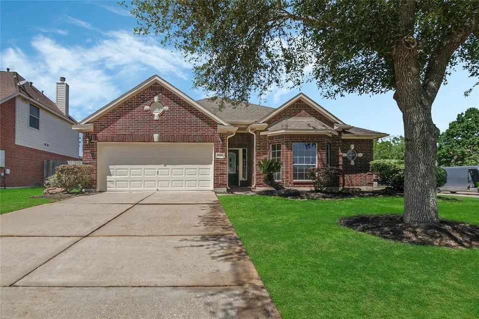 3015 Rockdale Ct, Dickinson, TX 77539