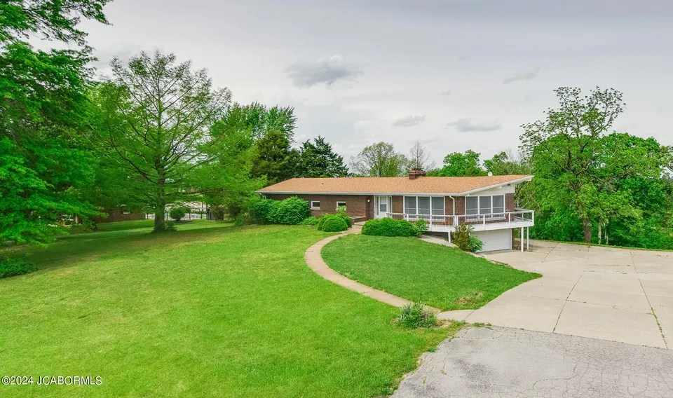 313 Loose Creek Hwy, Loose Creek, MO 65054