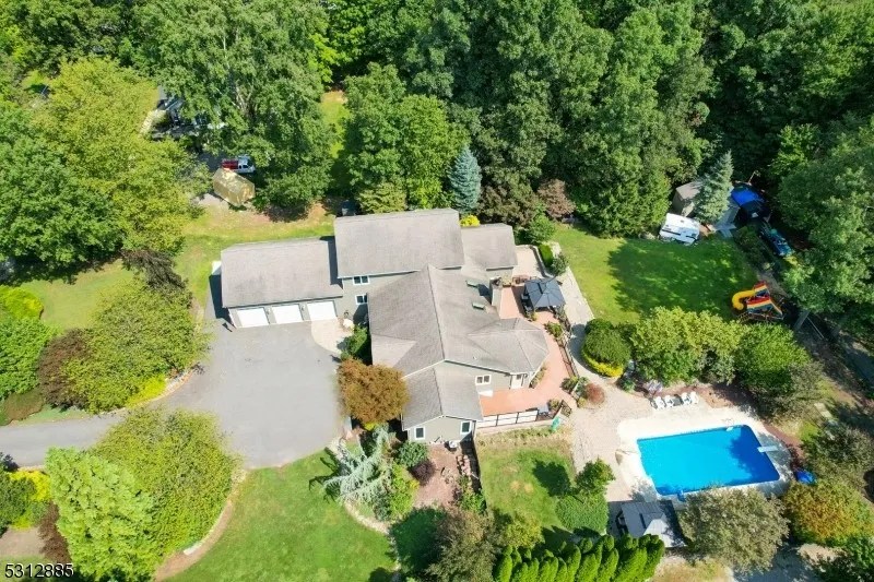 8 School House Rd, Jefferson Township, NJ 07438 749,000