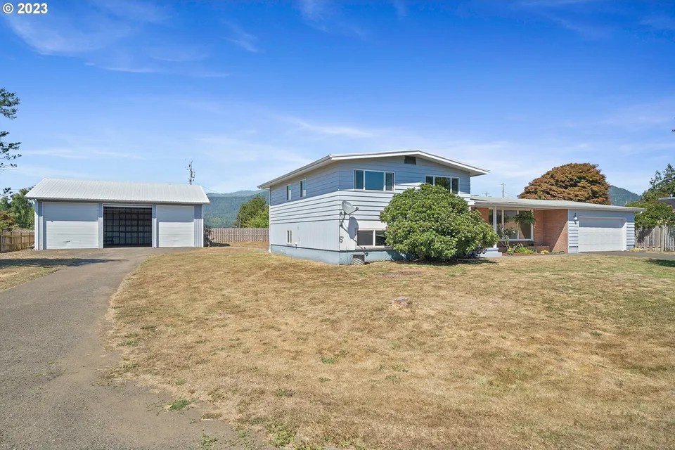 5108 Kenway Dr, Tillamook, OR 97141