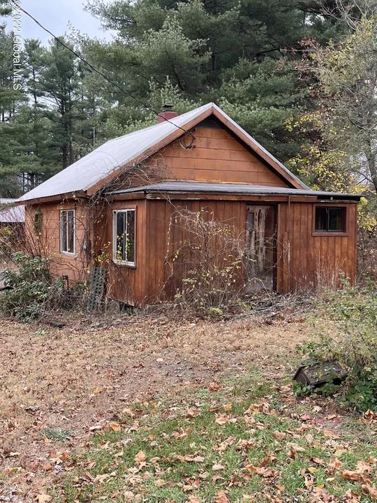 18 Cemetery Rd, Clifton Park, NY 12065