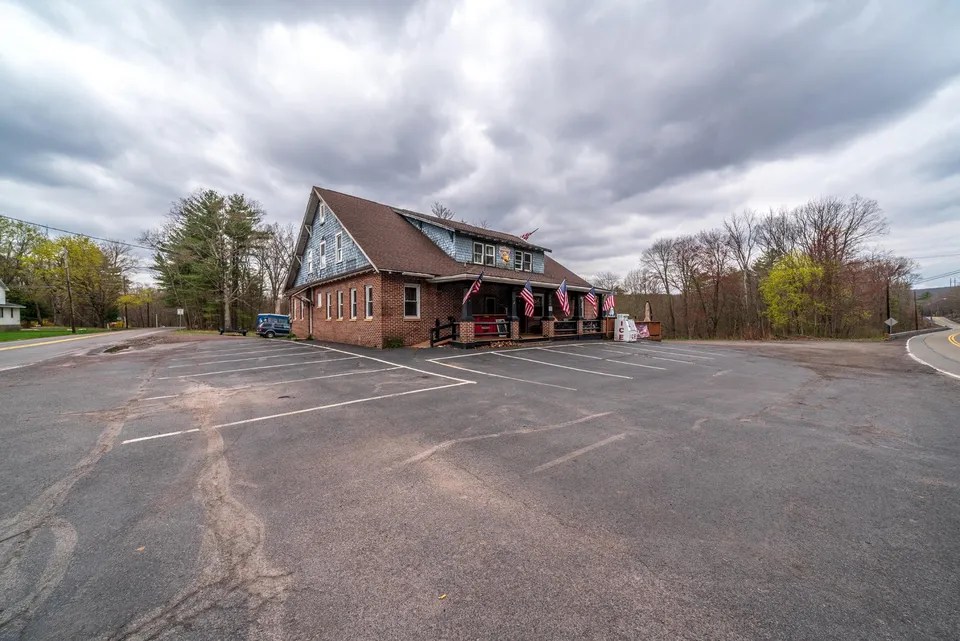 5222 Nuangola Rd, Mountain Top, PA 18707