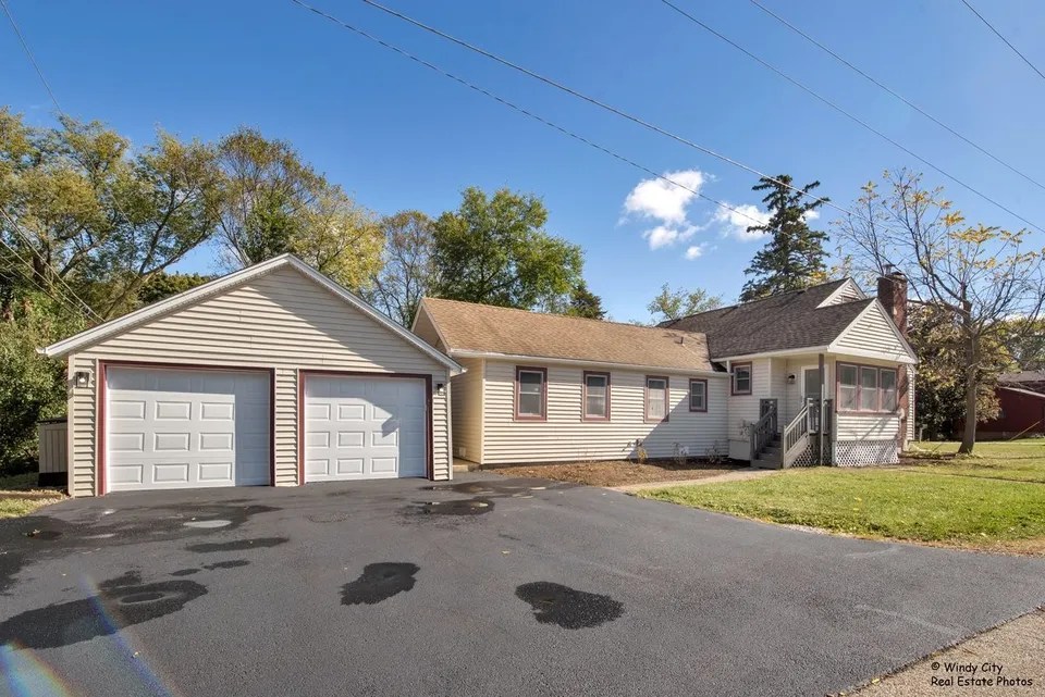 980 Country Club Rd, Lake Zurich, IL 60047 389,900