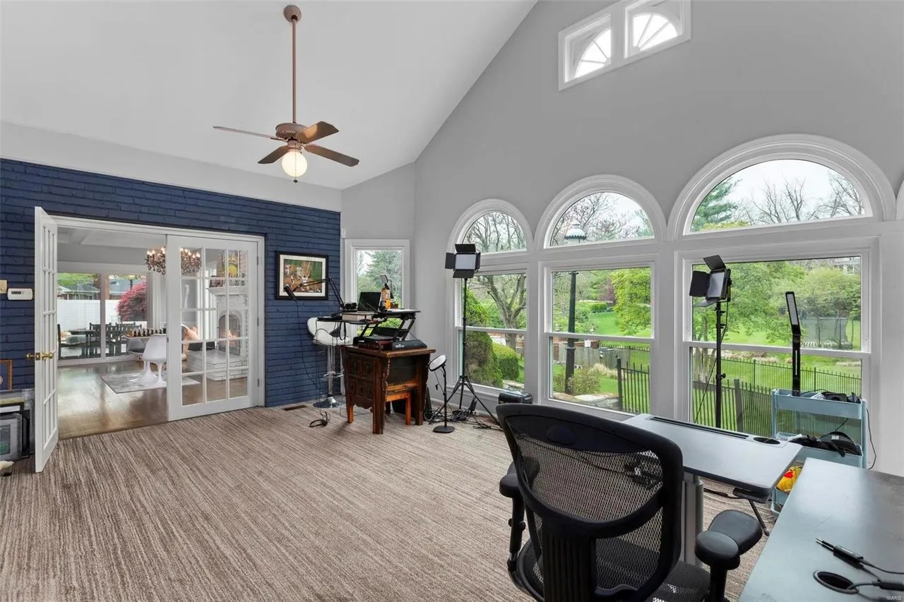 12116 Carberry Pl, Town and Country, MO 63131