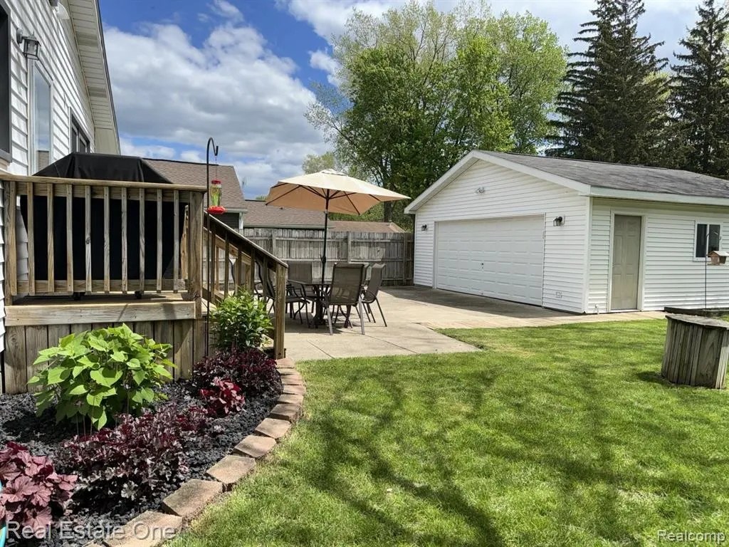 3413 Ponemah Dr, Fenton, MI 48430