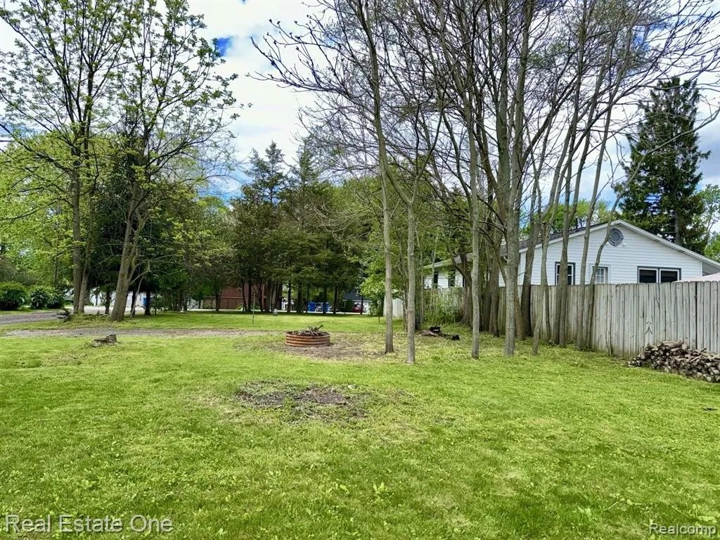 3413 Ponemah Dr, Fenton, MI 48430