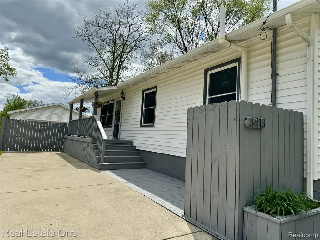 3413 Ponemah Dr, Fenton, MI 48430