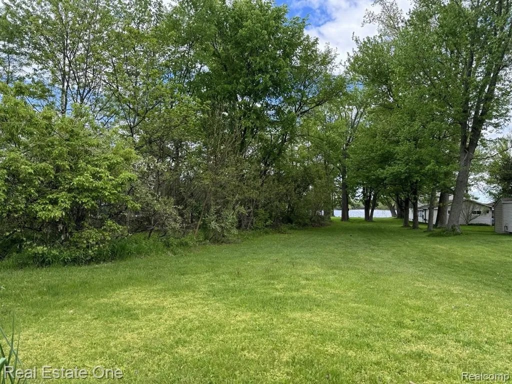 3413 Ponemah Dr, Fenton, MI 48430