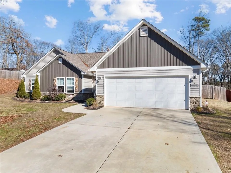 7596 Lula Rd, Lula, GA 30554