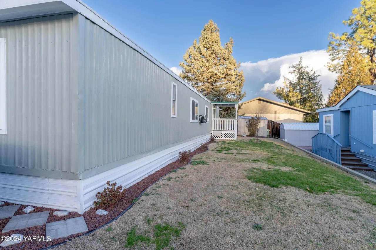 For Sale 714 3rd Ave Trlr 33, Zillah, WA 98953