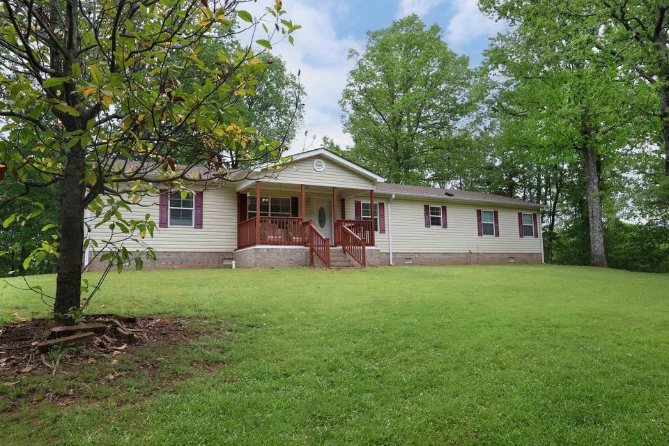5625 Hawk Pride Mountain Rd, Tuscumbia, AL 35674