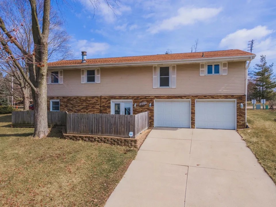 2916 Kingsbury Ct, Bloomington, IL 61704