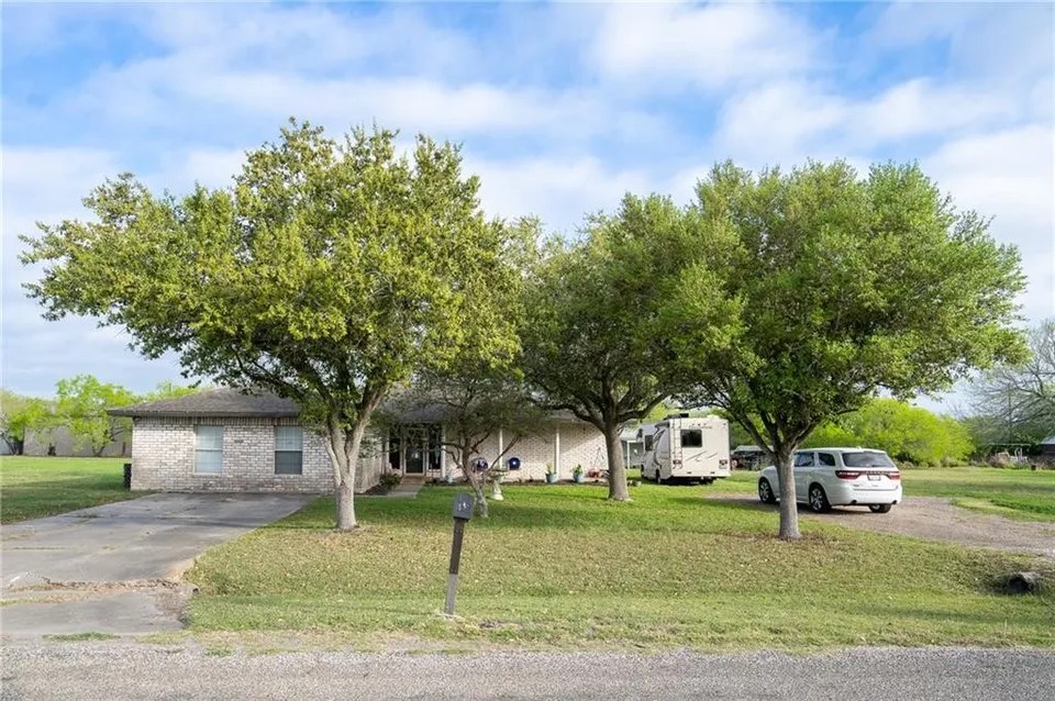 4144 Colony Dr, Robstown, TX 78380