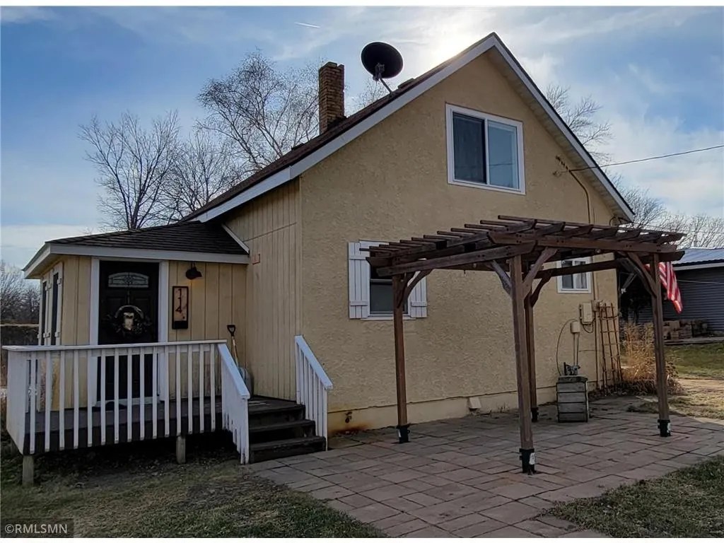 114 5th Ave SE, New London, MN 56273