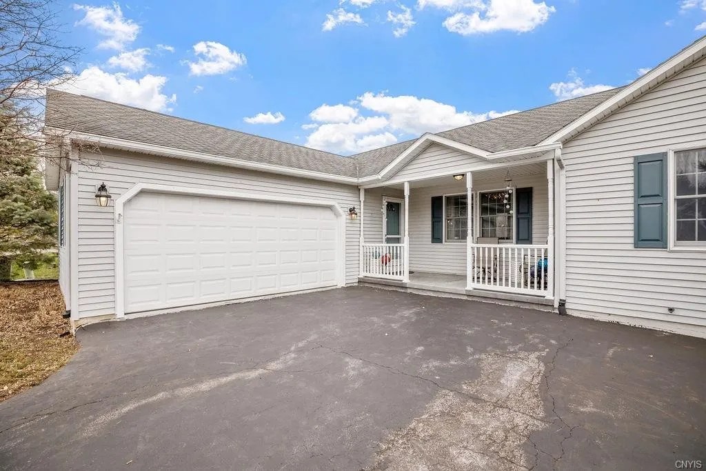 5392 British Open Ln, Camillus, NY 13031