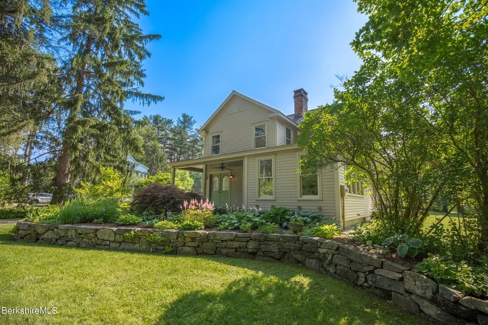 8 Interlaken Rd, Stockbridge, MA 01262 1,195,000