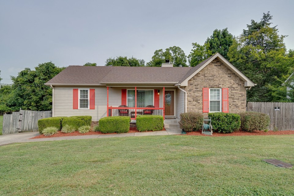With Vaulted Ceiling Homes for Sale in Coopertown, TN