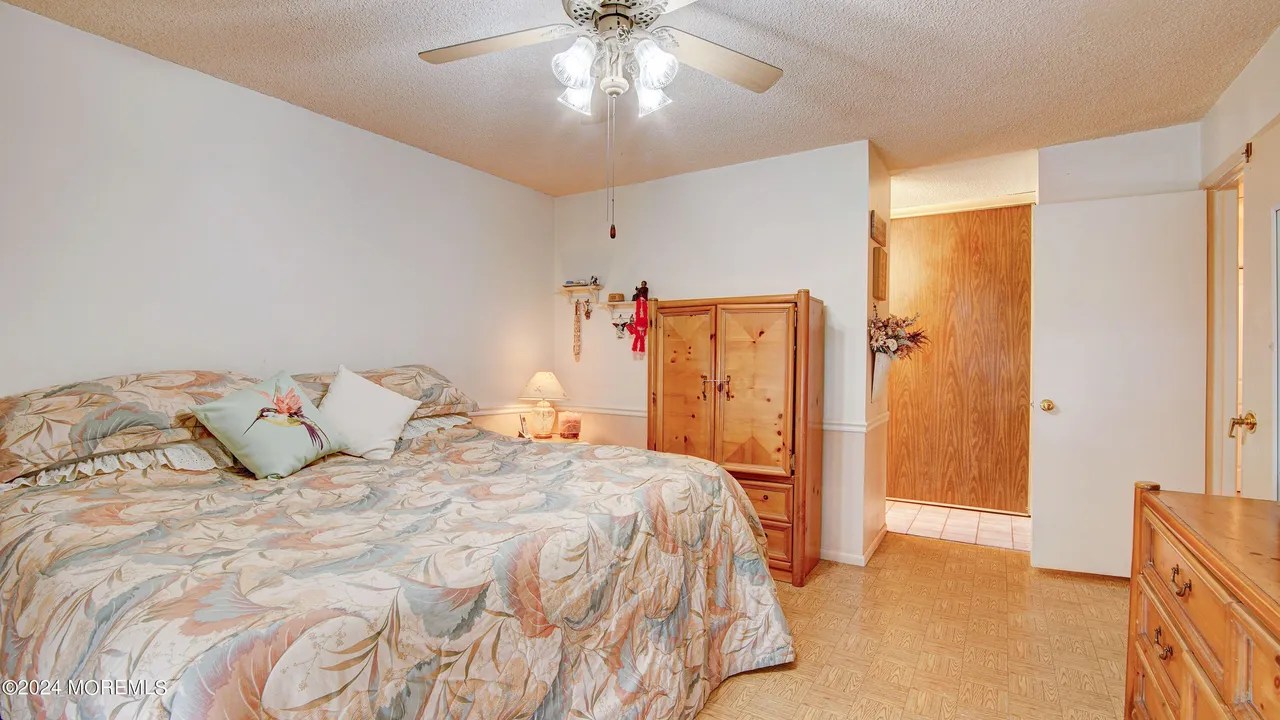 100 Buckingham Dr, Jackson, NJ 08527