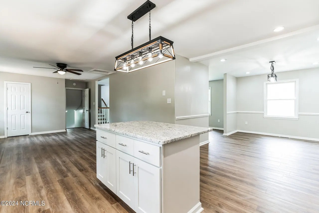 929 E Leonard St, Southport, NC 28461