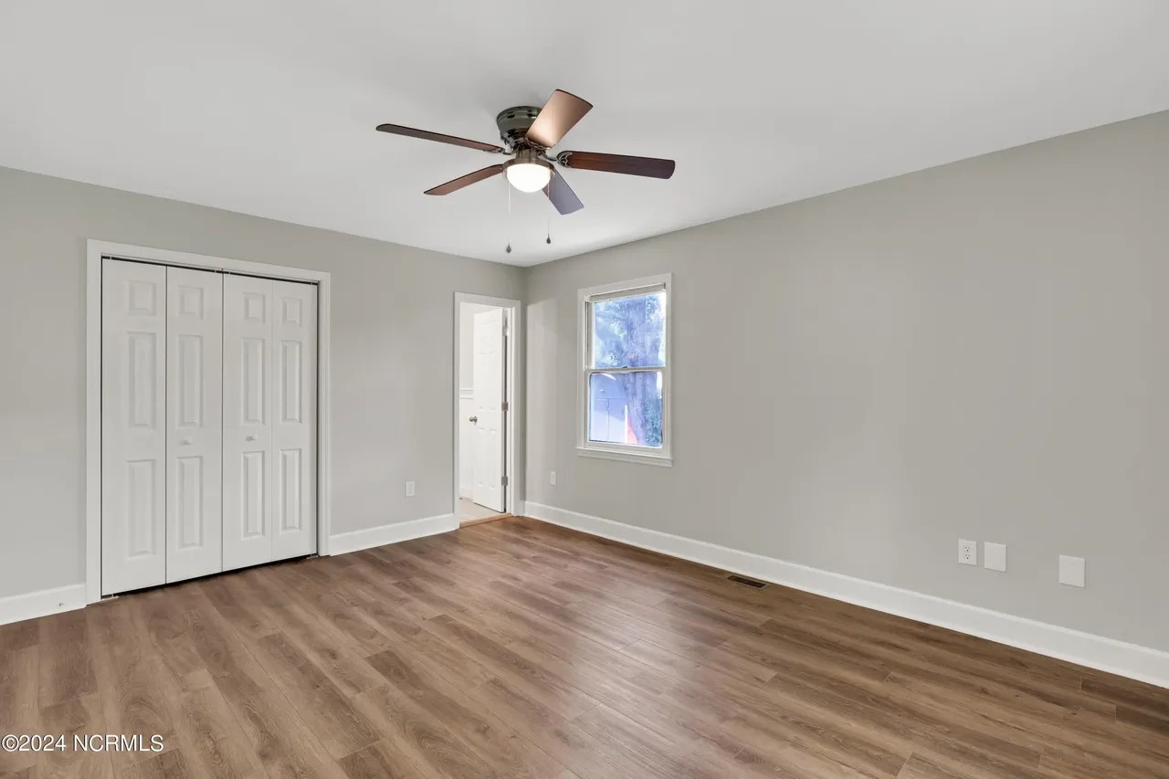 929 E Leonard St, Southport, NC 28461