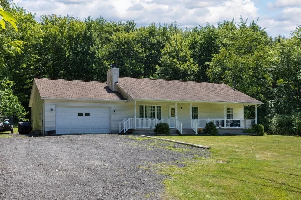 20786 S Center Rd, Conneautville, PA 16406