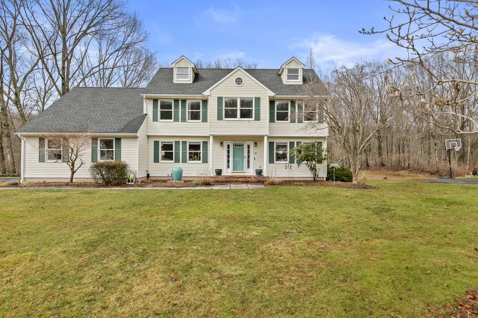 87 Dunbar Ln, Hamden, CT 06514