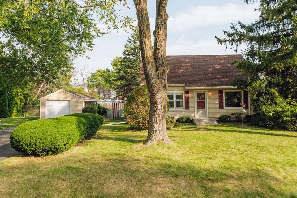 1447 S 167th St, New Berlin, WI 53151 289,900