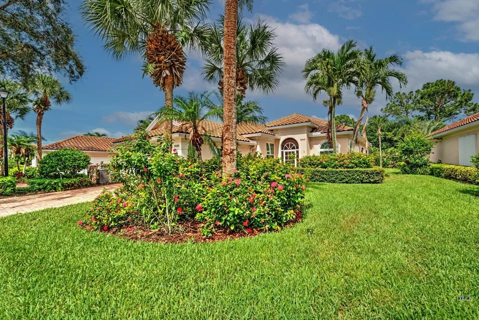 8245 SE Palm Hammock Ln, Hobe Sound, FL 33455 649,000