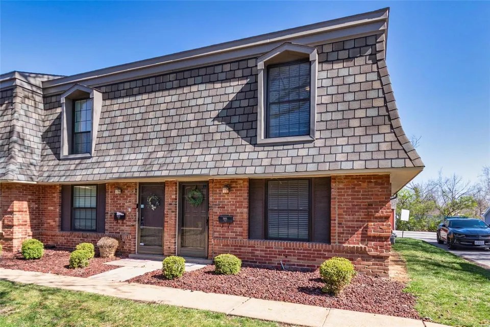 1831 Mansard Dr, Saint Louis, MO 63125