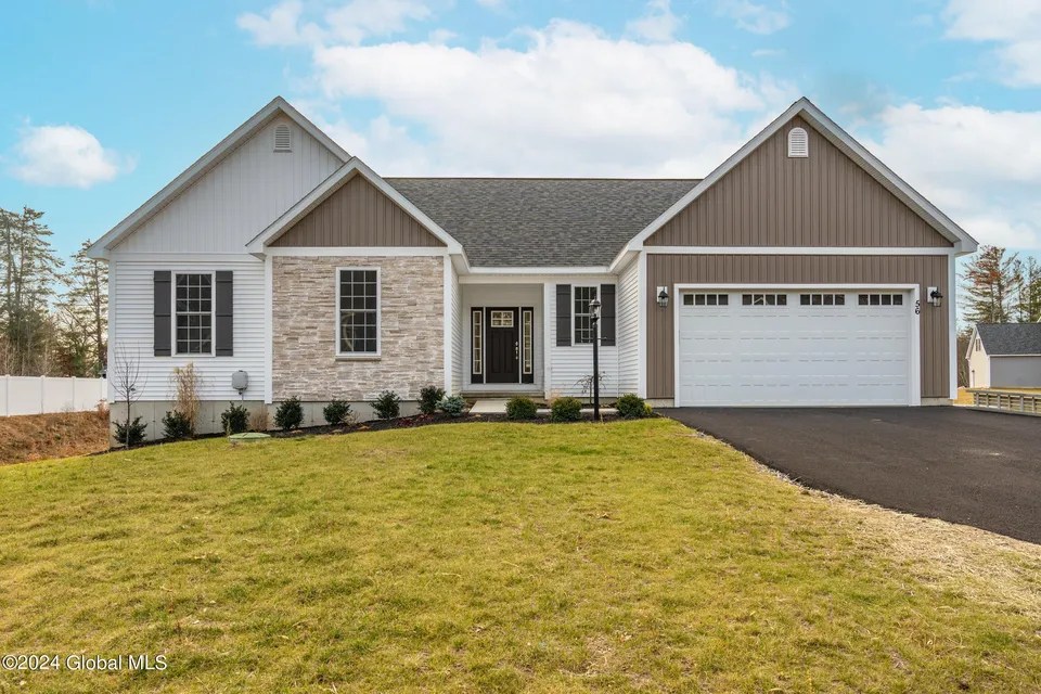 6 Eastpointe Dr, Saratoga Springs, NY 12866