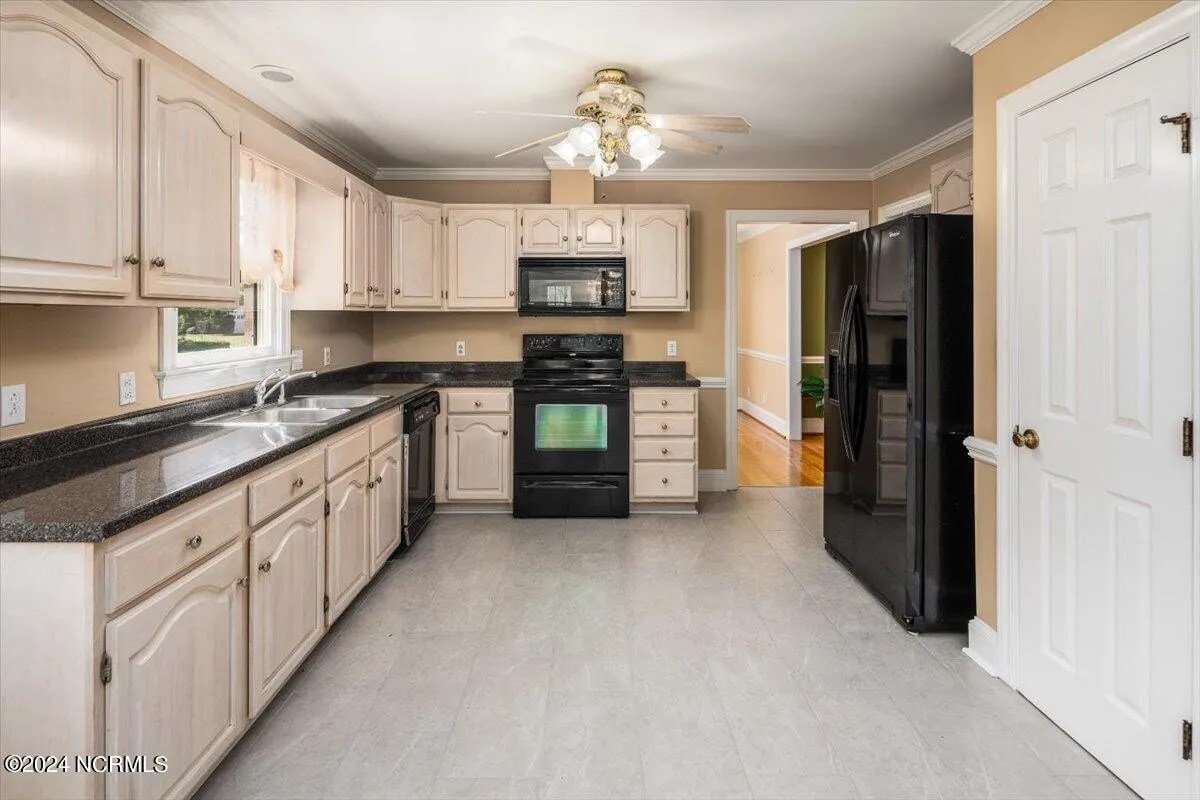 For Sale 4002 Treetops Cir, Winterville, NC 28590