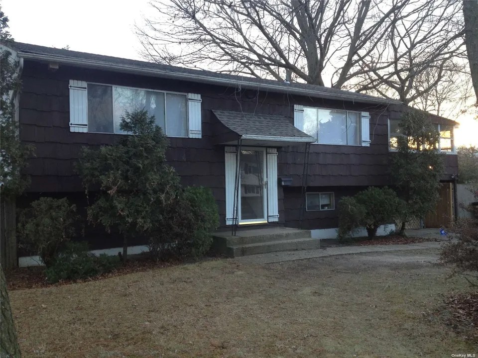 2 Weldon St, Islip, NY 11751 649,990