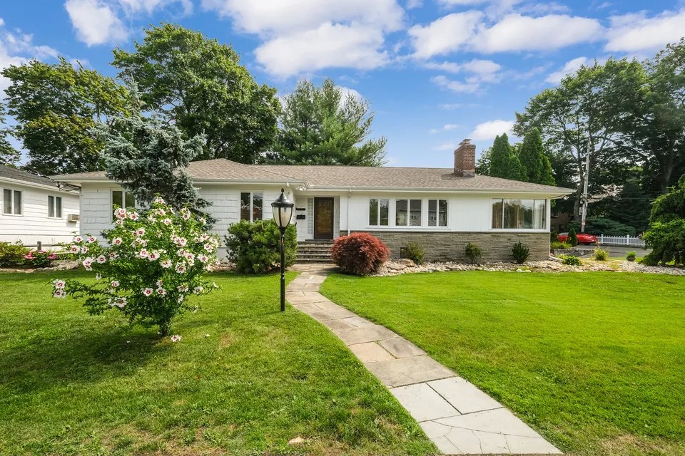 1304 Birch Hill Ln, Mamaroneck, NY 10543