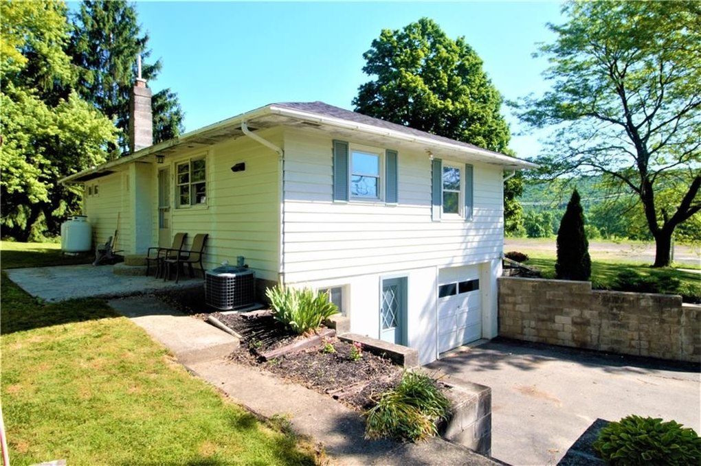 3322 Guyanoga Rd, Branchport, NY 14418