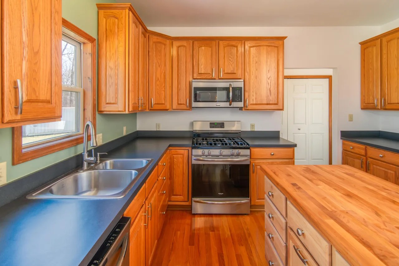 2410 N Hacker Rd, Howell, MI 48855