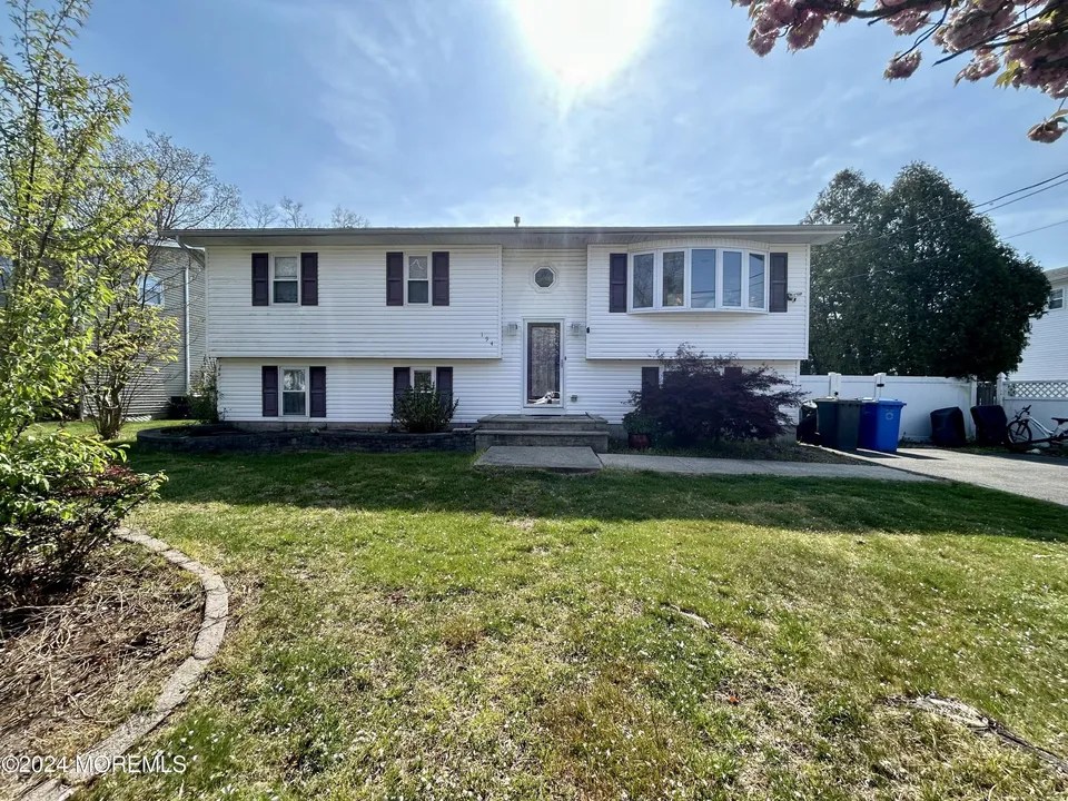 194 Mermaid Dr, Manahawkin, NJ 08050