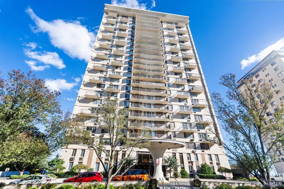160 Overlook Ave Apt 14A, Hackensack, NJ 07601 395,000