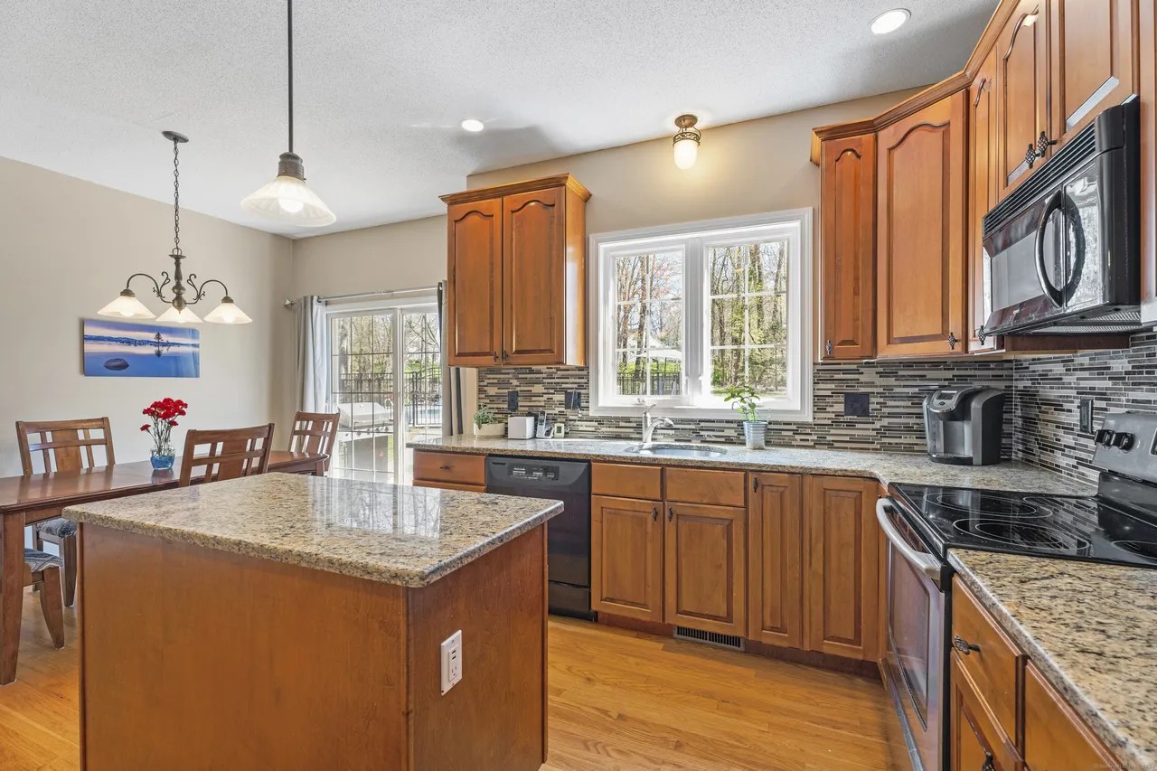 940 Ward Ln, Cheshire, CT 06410