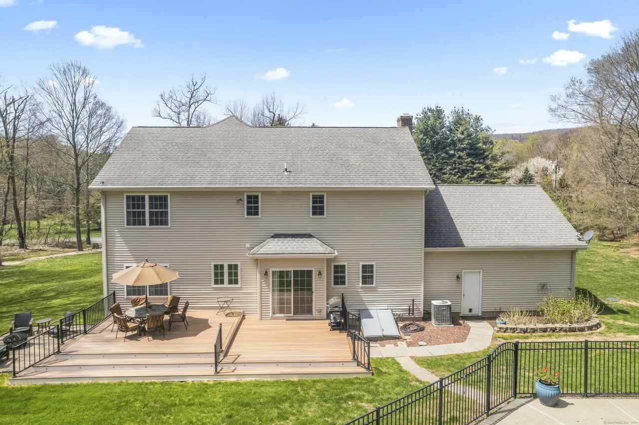 940 Ward Ln, Cheshire, CT 06410