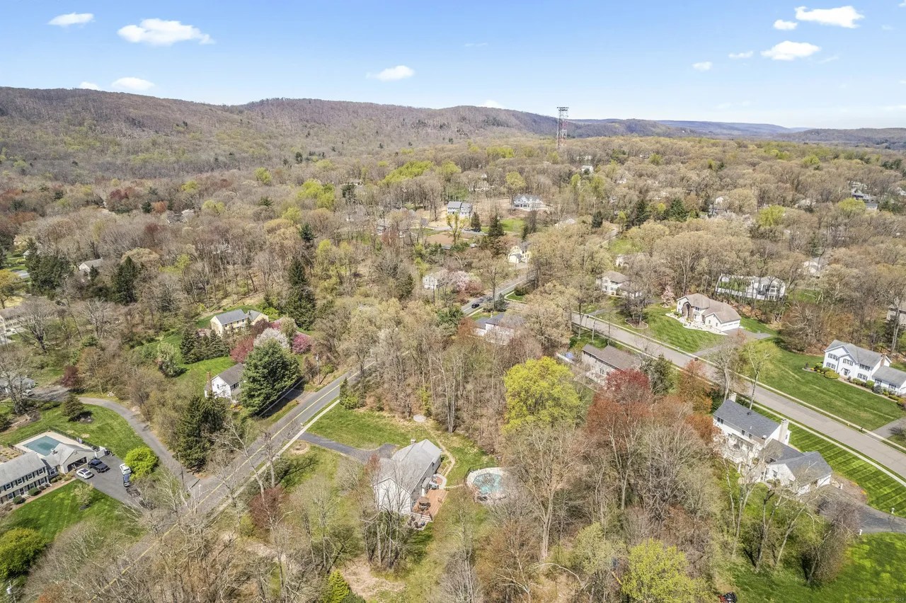 940 Ward Ln, Cheshire, CT 06410