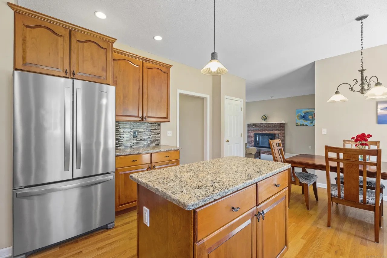 940 Ward Ln, Cheshire, CT 06410